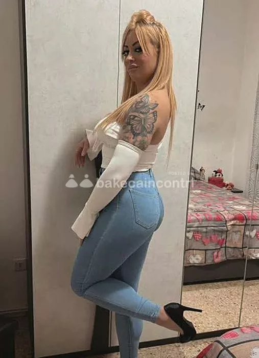 escort.it - Bambolina bionda x video chiamata hot e sex chat