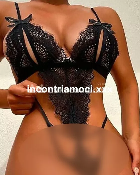 escort.it - TERESA CERCA UOMO CON ROSE