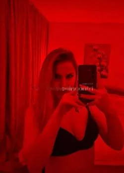 escort.it - ragazza Pure Raggiungo figa gustosa patatina Calda E Profumata.
