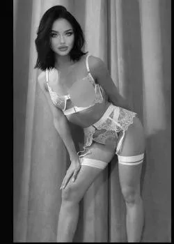 escort.it - Yasmine Top