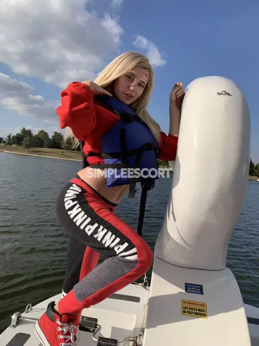 escort.it - Offro sessioni di sesso via webcam a pagamento e incontri dal vivo, ti interessa?